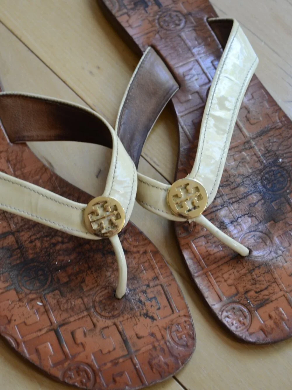 Tory Burch Thora Beige Leather Gold Logo Thong Flat Sandals Size 11M